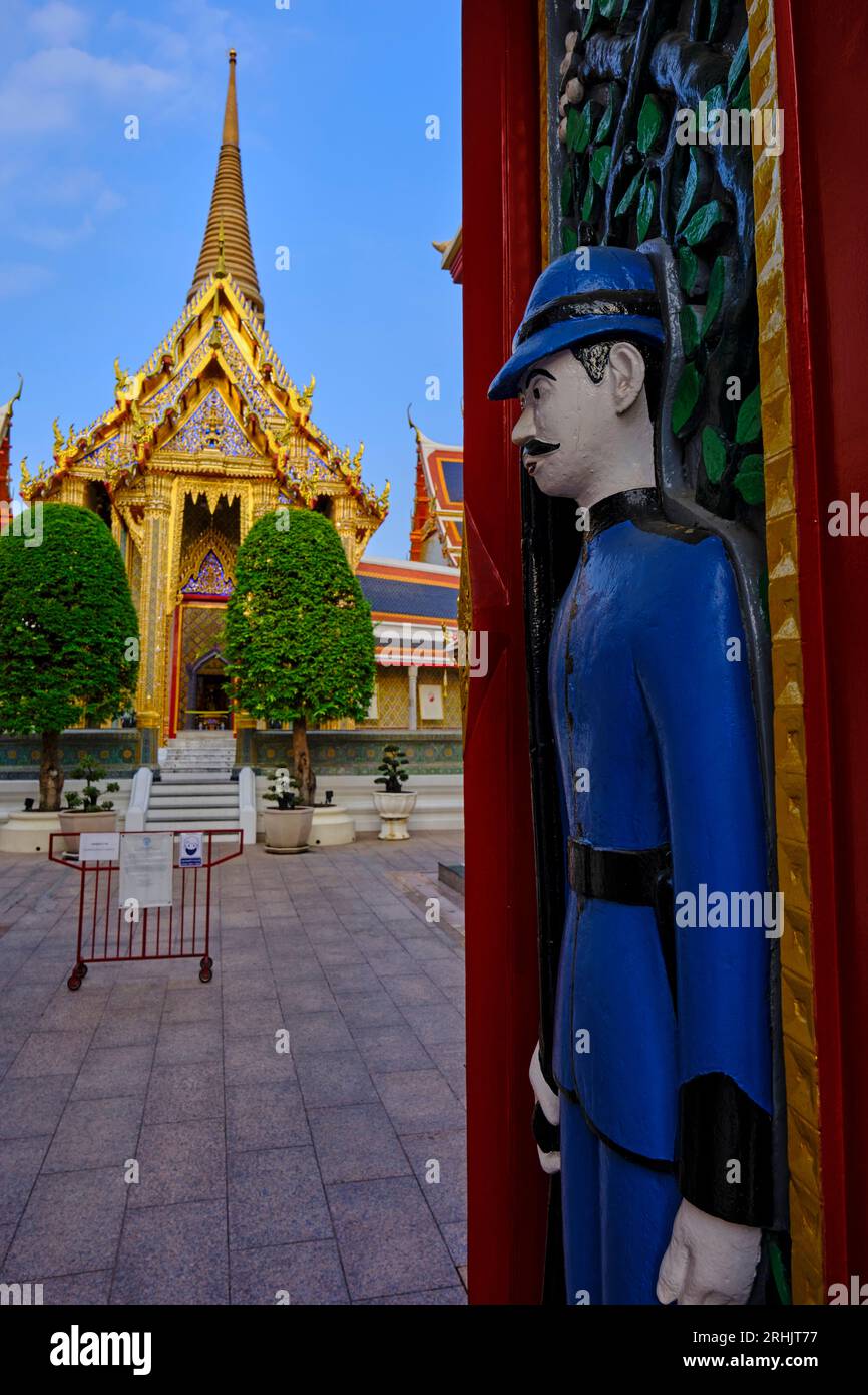 Thailandia, Bangkok, tempio di Wat Ratchabophit, complesso funerario che ospita piccoli monumenti di stili diversi in memoria dei membri della famiglia reale Foto Stock