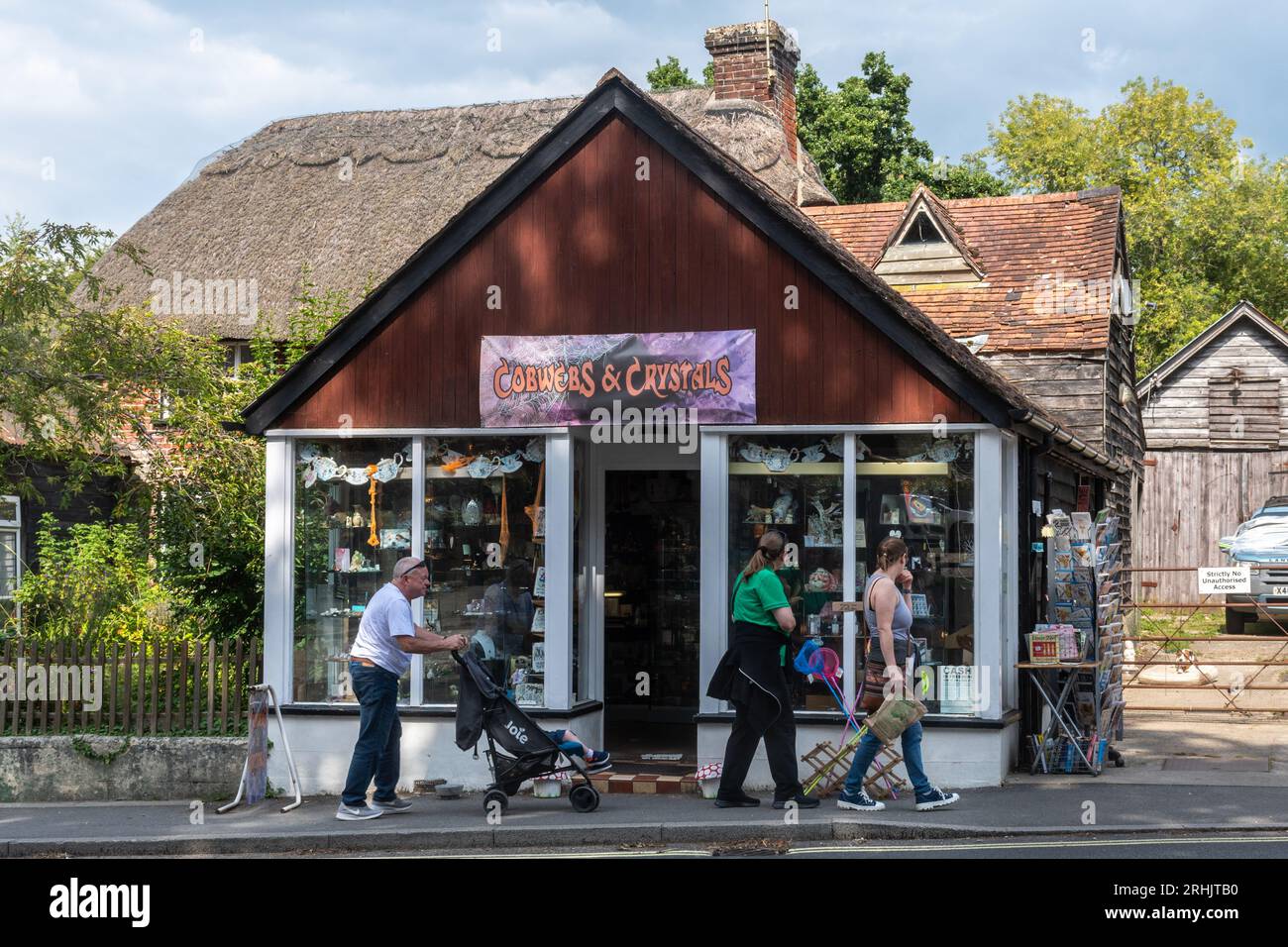 Persone che cercano insoliti negozi indipendenti nel villaggio di Burley nel New Forest National Park, Hampshire, Inghilterra, Regno Unito, durante l'estate Foto Stock