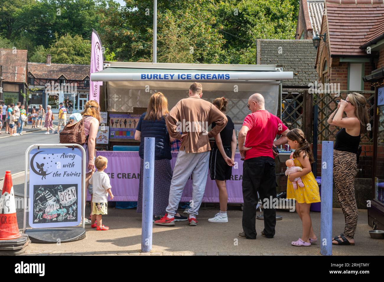 Persone che acquistano gelati nel villaggio di Burley nel New Forest National Park in un giorno d'estate, Hampshire, Inghilterra, Regno Unito Foto Stock