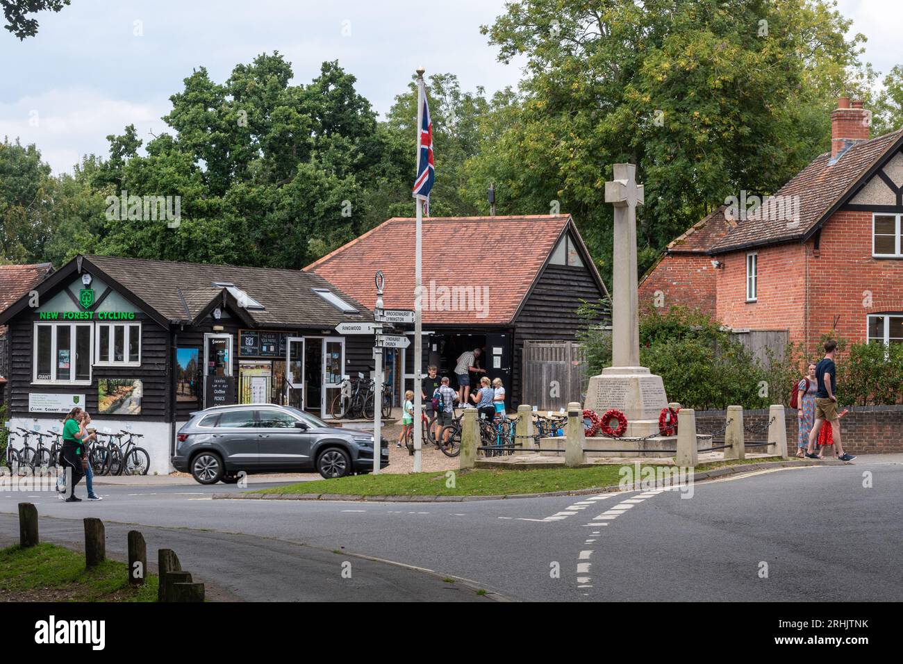 New Forest Cycling business nel centro del villaggio di Burley, New Forest National Park, Hampshire, Inghilterra, Regno Unito, con persone che noleggiano biciclette Foto Stock