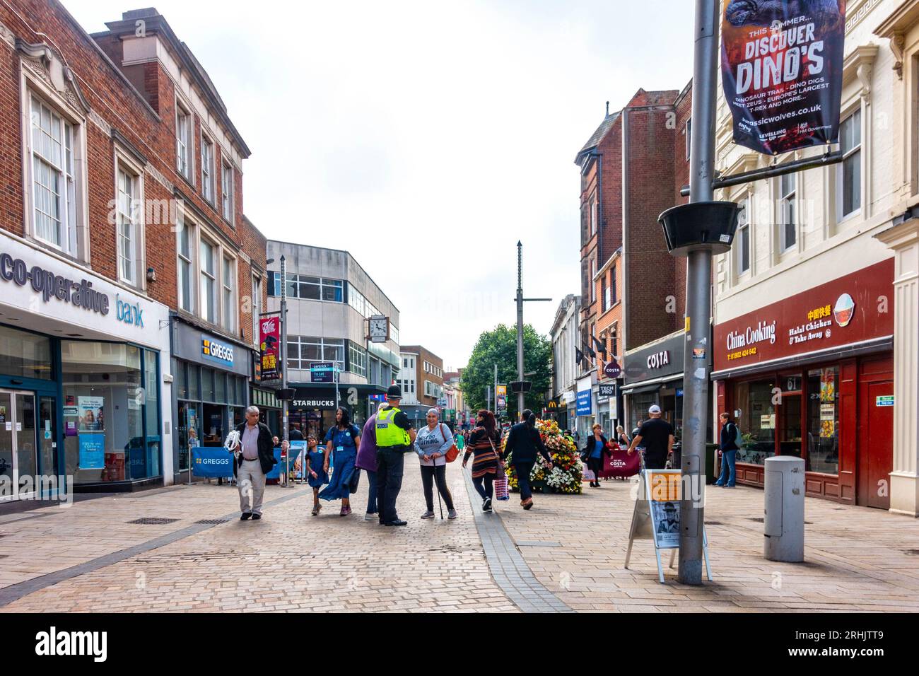 Una vista su Dudley Street nel centro di Wolverhampton. Gli agenti di polizia sono fuori per incontrare il pubblico. Foto Stock