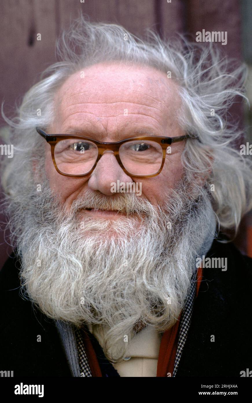 Vecchio senzatetto con una grande e disordinata barba bianca. Londra, Inghilterra circa anni '1995 1990 Regno Unito HOMER SYKES Foto Stock