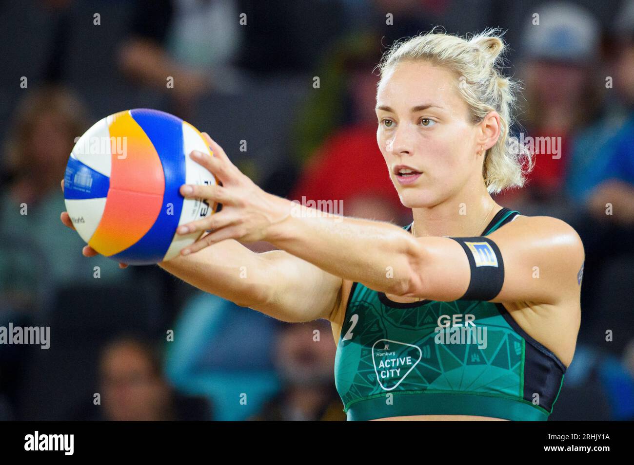 Amburgo, Germania. 17 agosto 2023. Pallavolo/Spiaggia: Beach Pro Tour, partite di gruppo. La giocatrice tedesca Louisa Lippmann serve contro una squadra brasiliana durante la fase a gironi. Crediti: Gregor Fischer/dpa/Alamy Live News Foto Stock