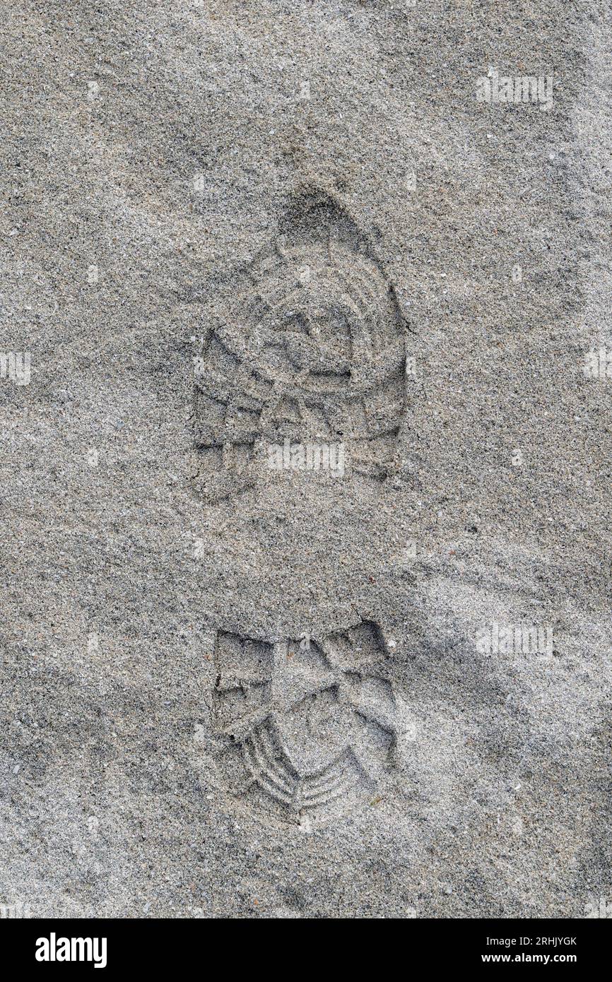 Stampa dello stivale realizzata dal piede sinistro di uno stivale da passeggio taglia 9 nella sabbia sulla spiaggia Foto Stock