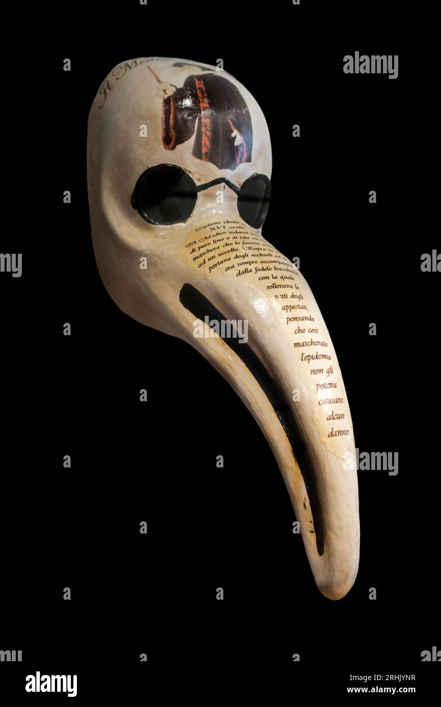 Primo piano della maschera italiana di becco simile a un uccello per il medico della peste per curare le vittime della peste bubbonica durante l'epidemia, realizzata in cartapesta mâché su sfondo nero Foto Stock