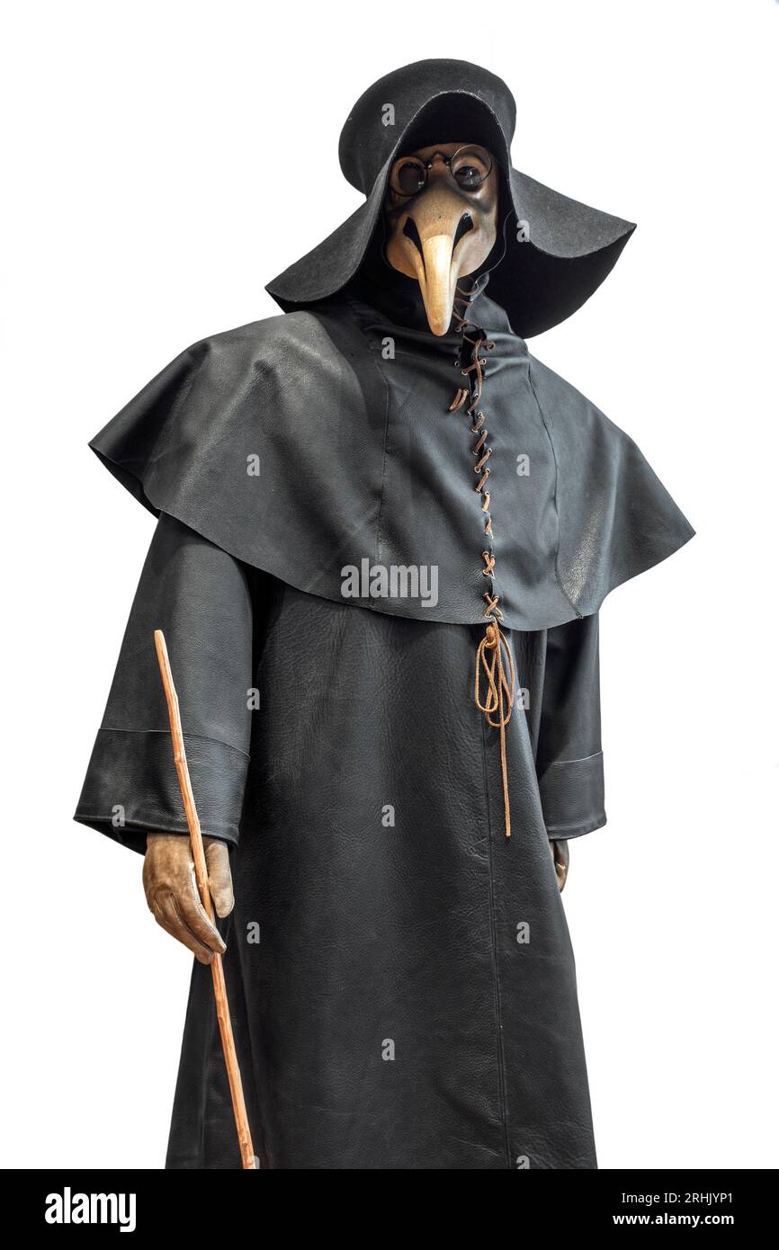 Cappello nero a setole larghe, cappotto e maschera con becco per il medico della peste per trattare le vittime di peste bubbonica durante l'epidemia su sfondo bianco Foto Stock
