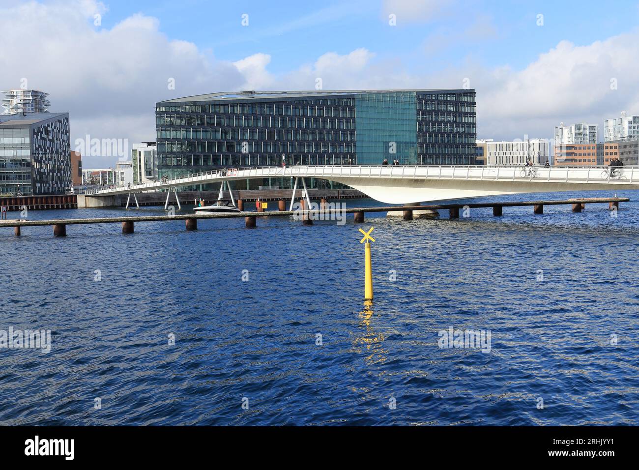 Pedalare e girare il ponte pedonale sull'acqua nel centro di Copenhagen Foto Stock