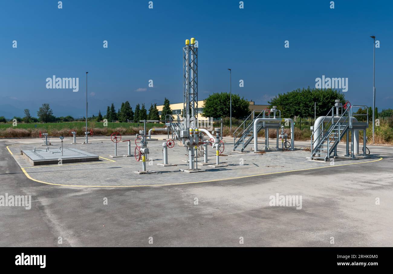 Impianto di selezione e regolazione del flusso di metano in gasdotti con valvole sulla linea di distribuzione del gas naturale in Italia Foto Stock