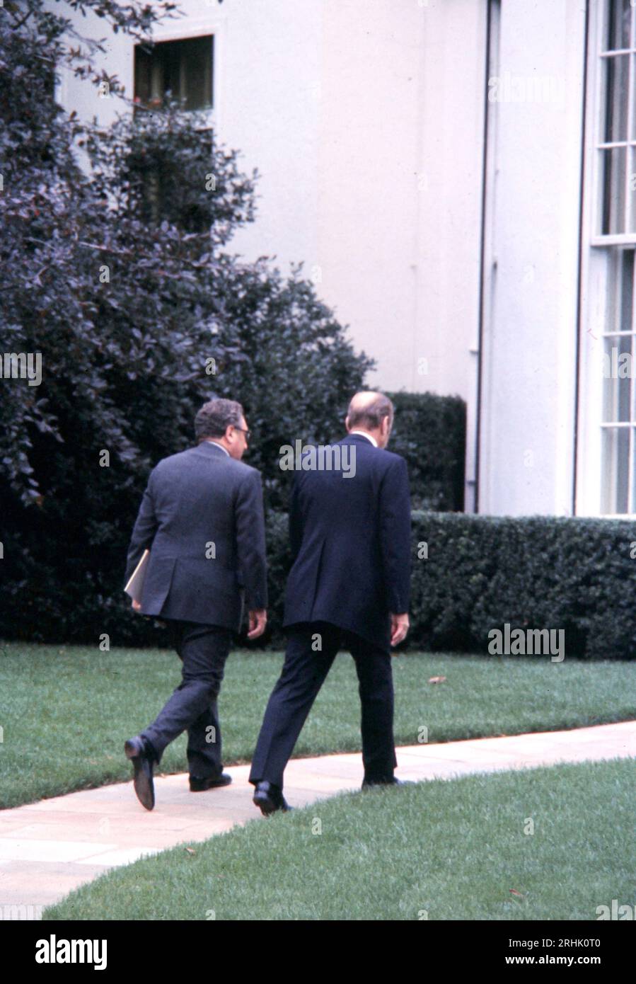 Il Presidente Gerald Ford e il Segretario di Stato Henry Kissinger camminano verso l'Ufficio ovale nel 1976 foto di Dennis Brack bb89 Foto Stock