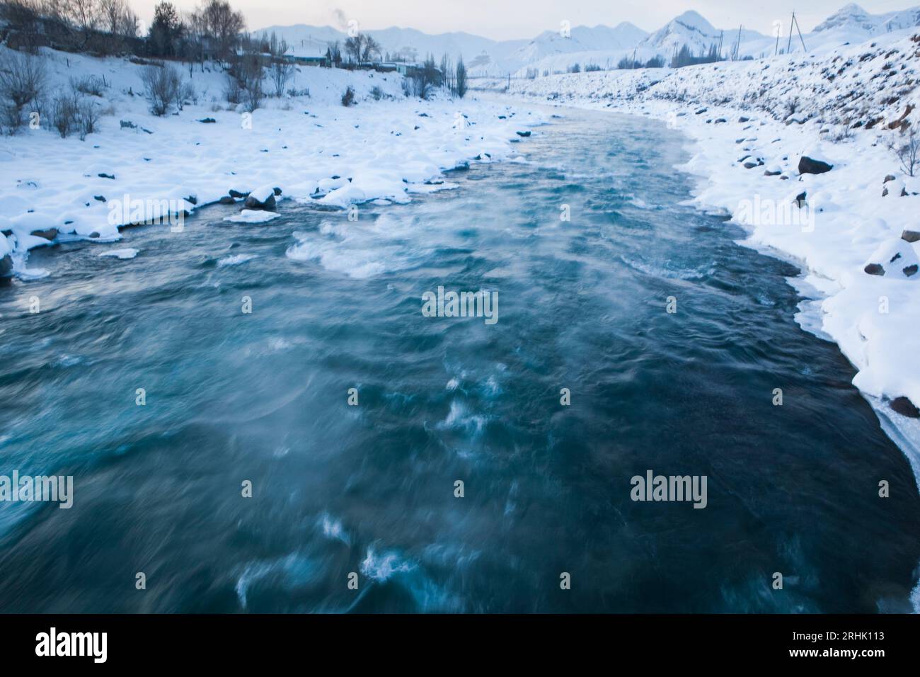 Naryn River, Kirghizistan: Alimentati dallo scioglimento dei ghiacciai, gli scienziati si aspettano che il volume del fiume Naryn diminuisca drasticamente entro la fine del secolo. Foto Stock
