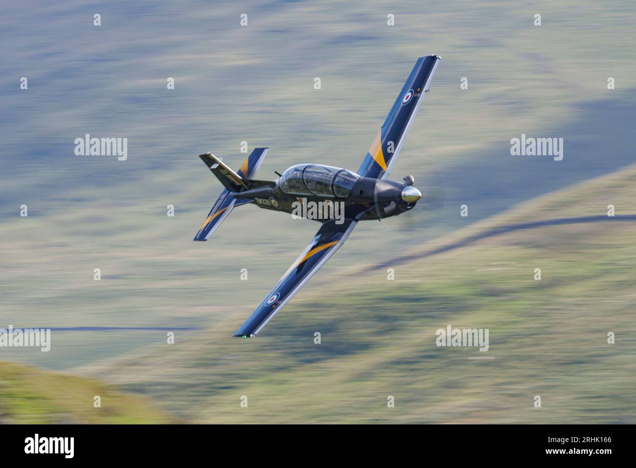 Beechcraft T-6 Texan II praticando voli a bassa quota nell'area di Mach Loop in Galles, agosto 2023 Foto Stock