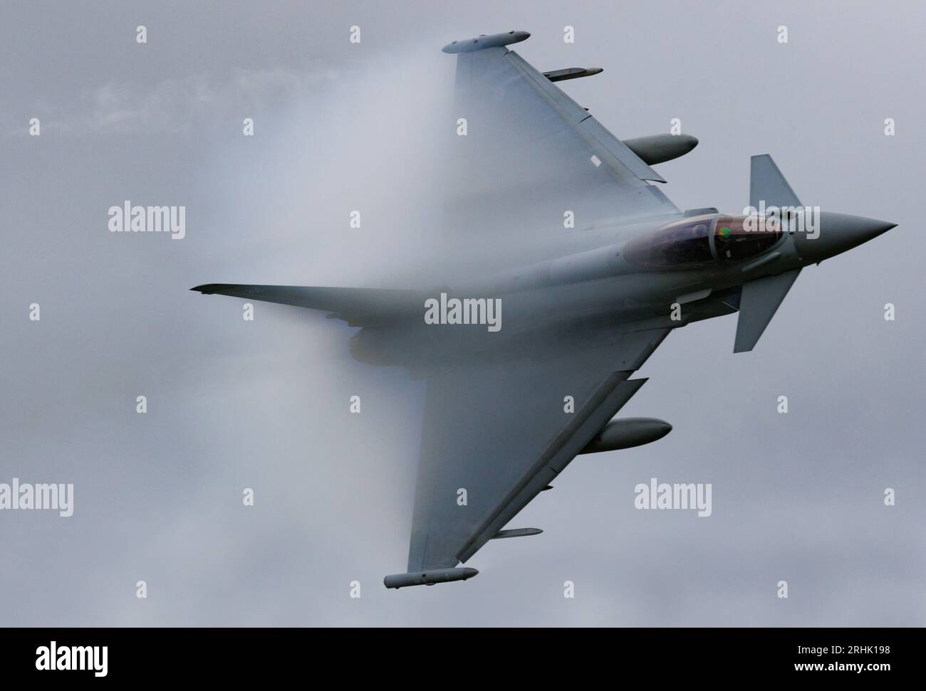 RAF Typhoon Eurofighter che pratica voli bassi nell'area di Mach Loop in Galles Foto Stock