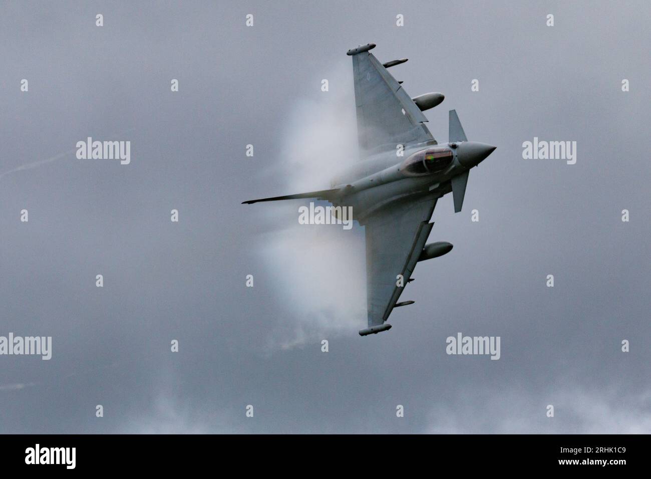 RAF Typhoon Eurofighter che pratica voli bassi nell'area di Mach Loop in Galles Foto Stock