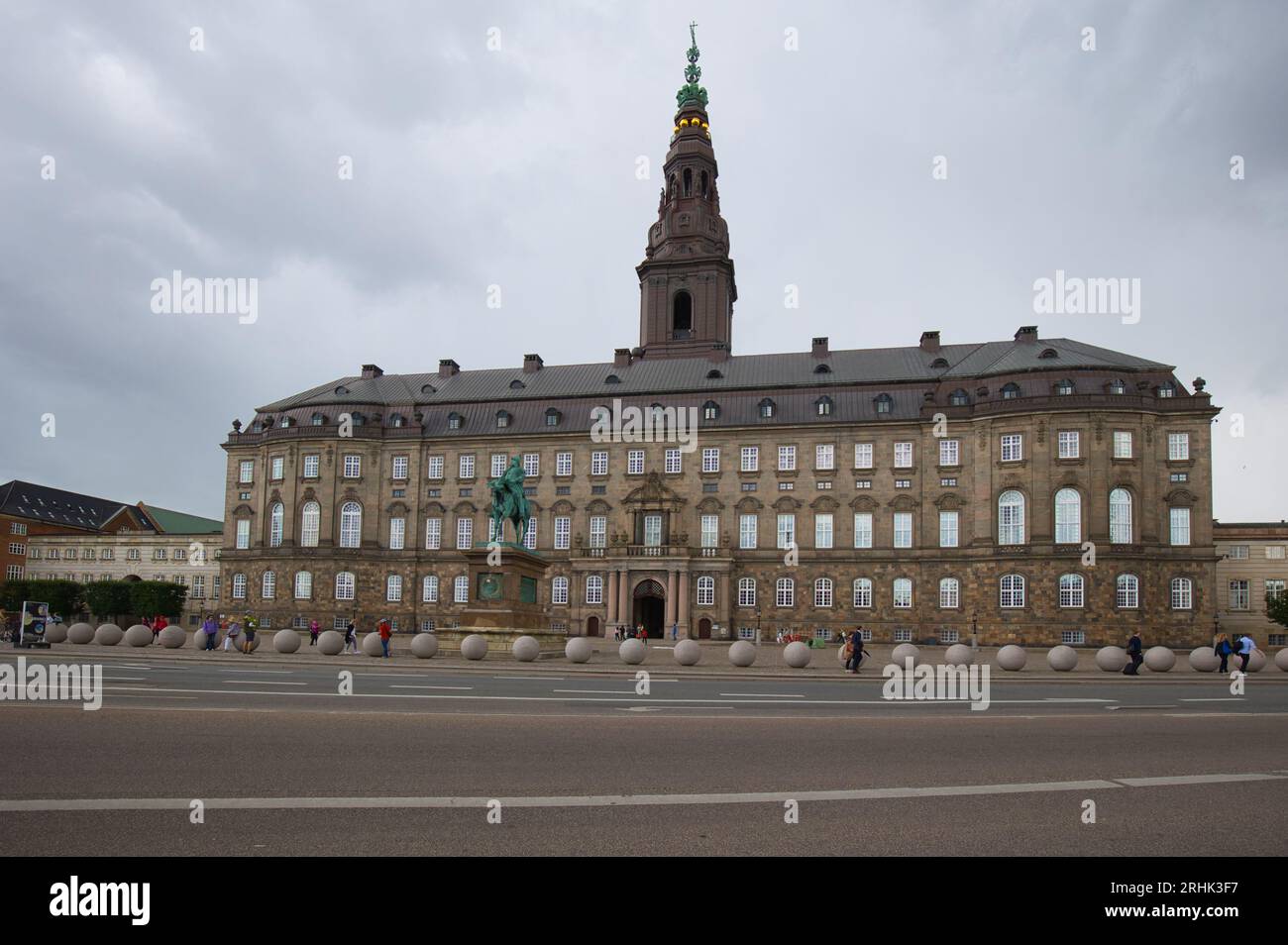 Il palazzo di Christiansborg è la sede del Parlamento danese, dell'ufficio del primo ministro danese e della Corte suprema della Danimarca. Foto Stock