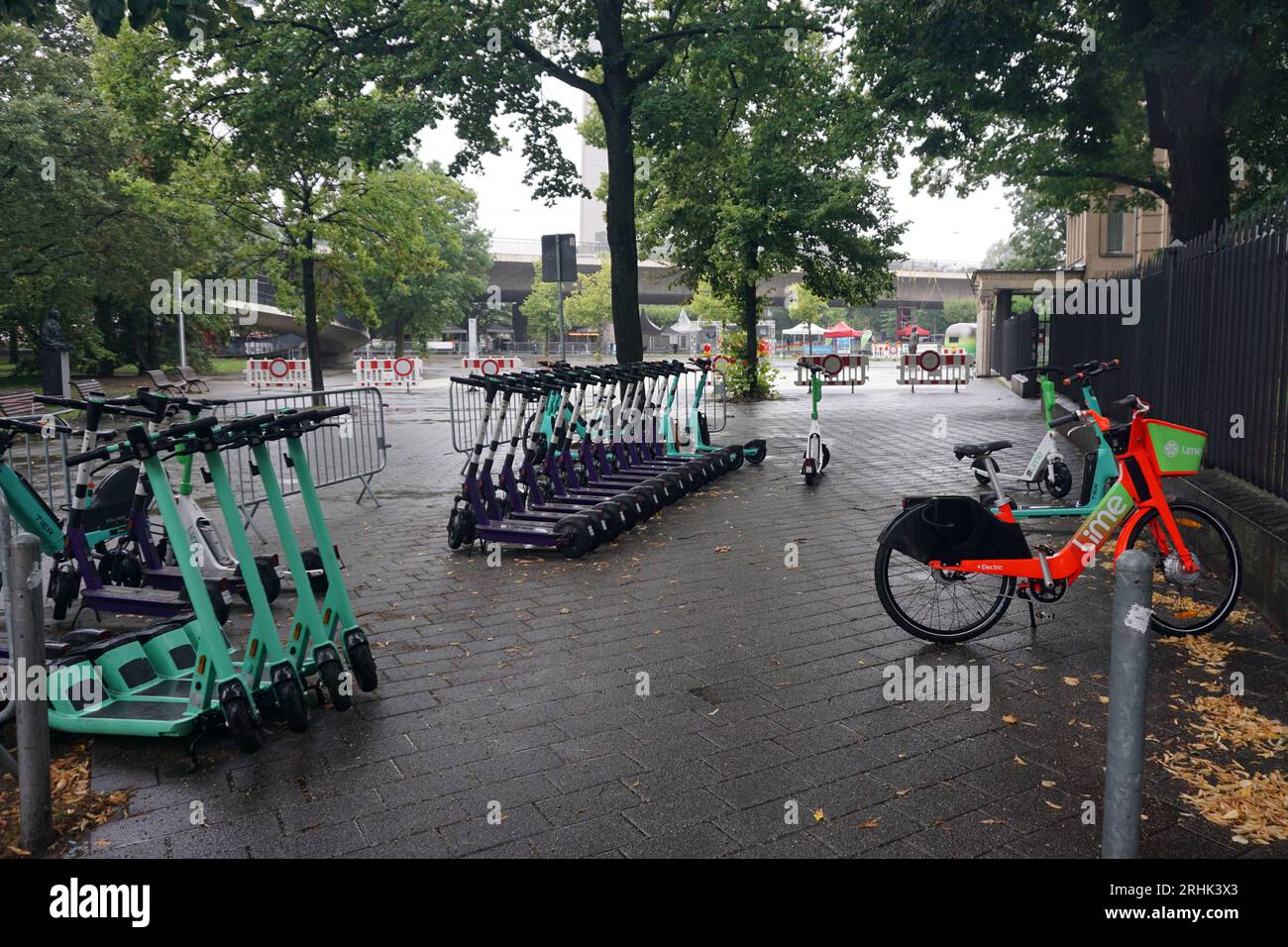 Düsseldorf, Germania - 2 agosto 2023 gli e-scooter a noleggio verde menta di Tier sono parcheggiati ordinatamente di fila. Foto Stock