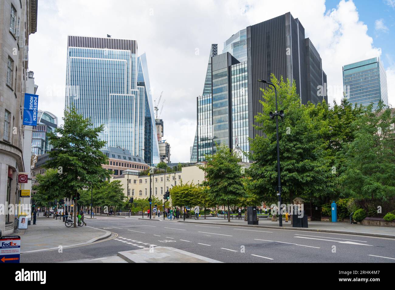 I moderni e alti edifici per uffici della città di Londra visti da Aldgate High Street. Londra, Inghilterra, Regno Unito Foto Stock
