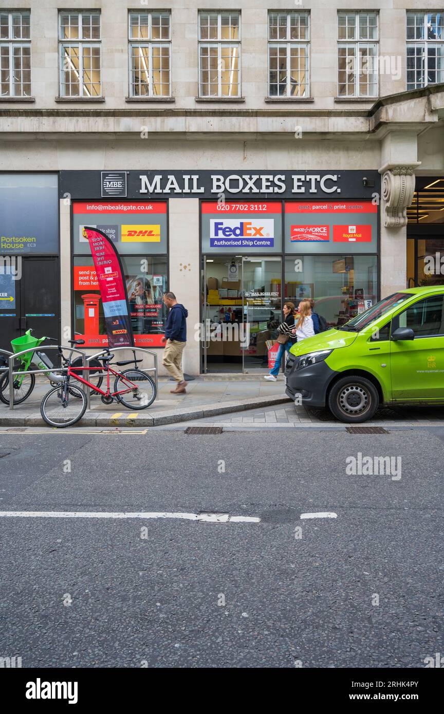 Caselle postali etc.catena di distribuzione specializzata in servizi di spedizione. Minories, Aldgate, Londra, Inghilterra, Regno Unito Foto Stock