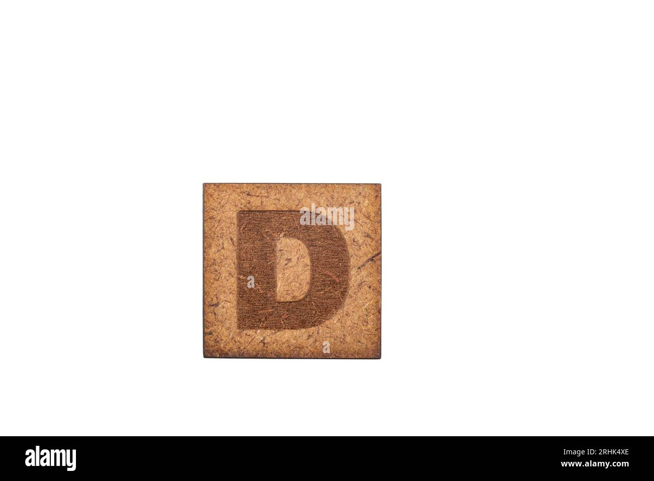 Lettera maiuscola in piastrelle quadrate di legno - lettera D, su sfondo bianco. Foto Stock