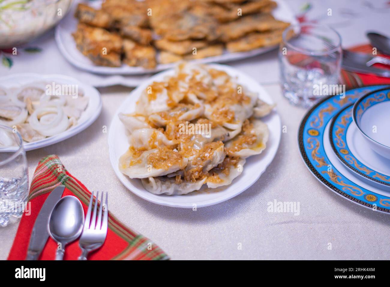 piatti da tavolo, gatti freddi, background gastronomici, festività natalizie, tradizionale Foto Stock