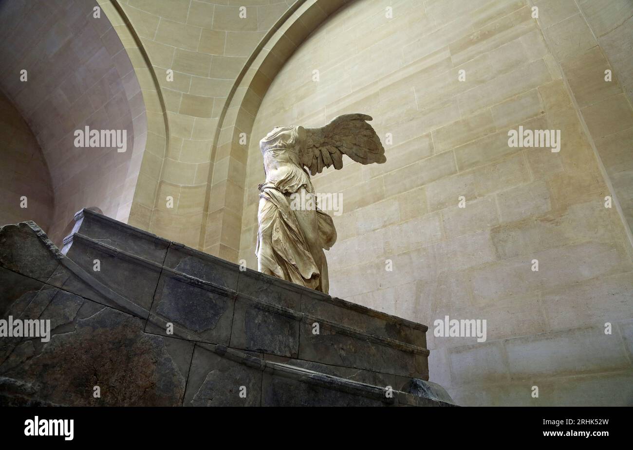 Marble Goddess - la Vittoria alata di Samotracia, Louvre, Parigi Foto Stock