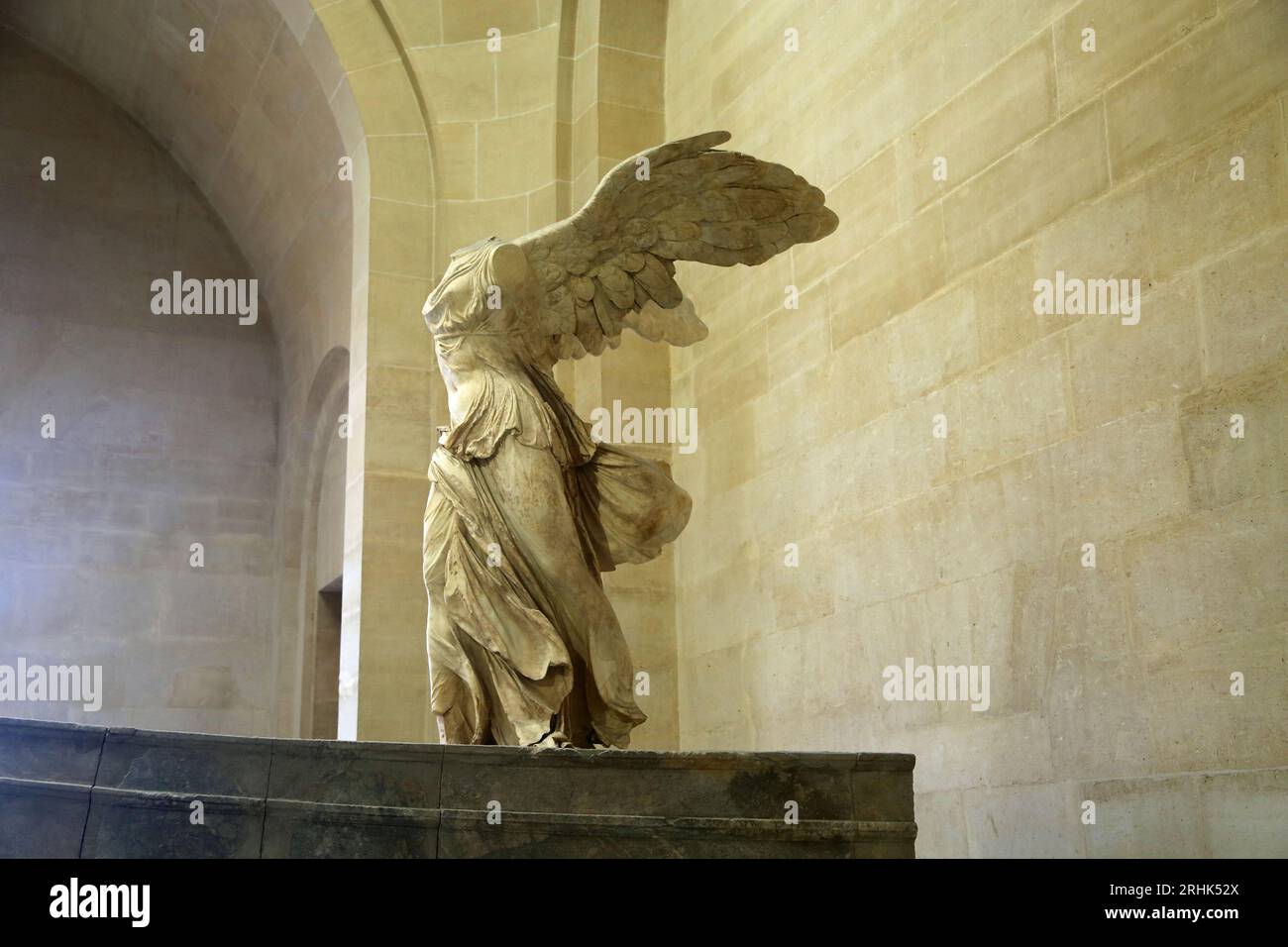 Vista laterale della Vittoria alata di Samotracia, Louvre, Parigi Foto Stock