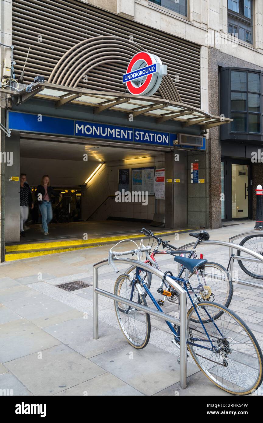 Ingresso e uscita alla stazione ferroviaria della metropolitana Monument. Fish Street Hill, City of London, Inghilterra, Regno Unito Foto Stock
