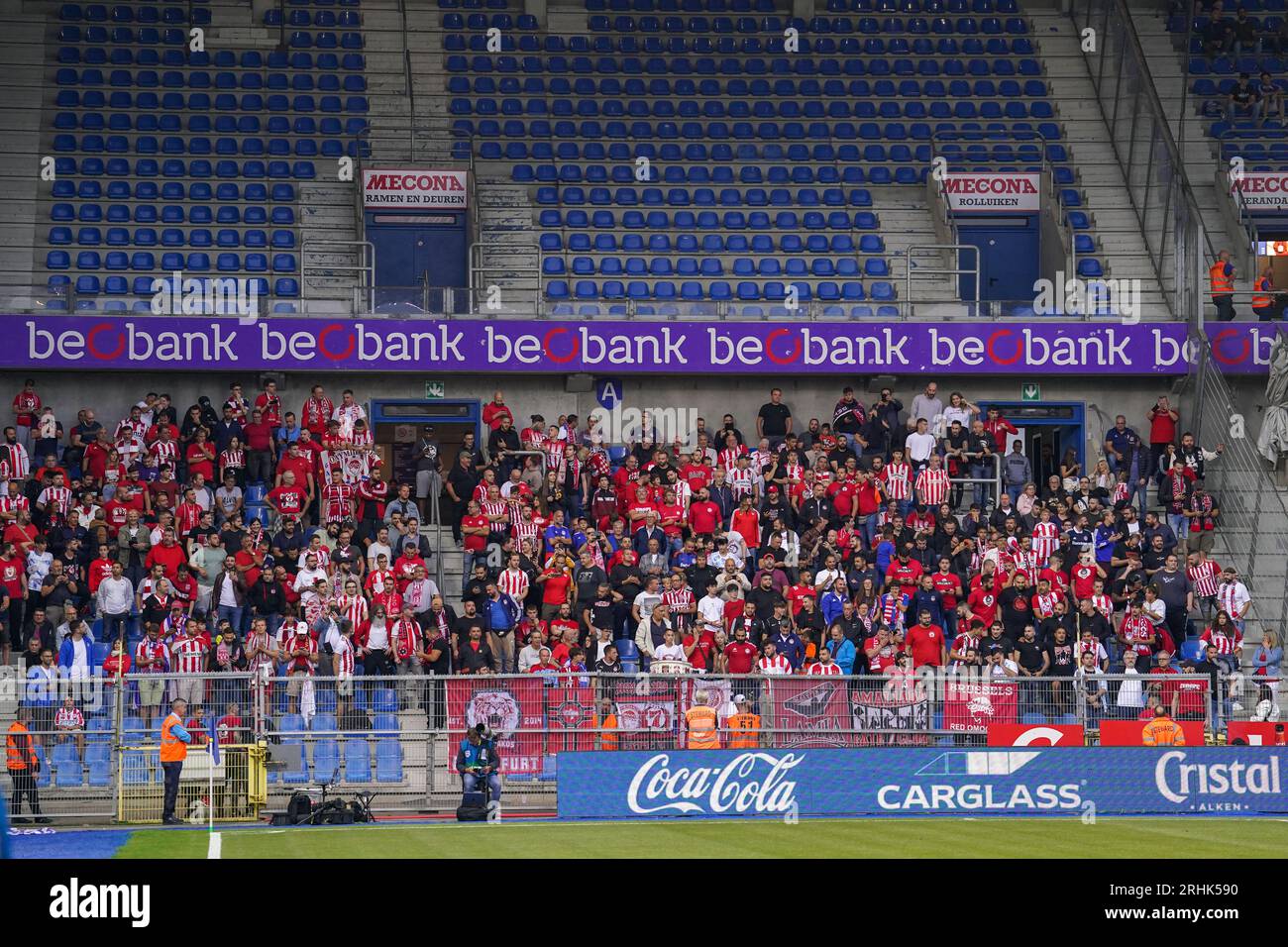 Genk, Belgio. 17 agosto 2023. GENK, BELGIO - 17 AGOSTO: I tifosi dell'Olympiakos Pireo durante il terzo turno di qualificazione UEFA Europe League Second Leg Match tra KRC Genk e Olympiakos Pireo alla Cegeka Arena il 17 agosto 2023 a Genk, Belgio. (Foto di Joris Verwijst/Orange Pictures) credito: Orange Pics BV/Alamy Live News Foto Stock