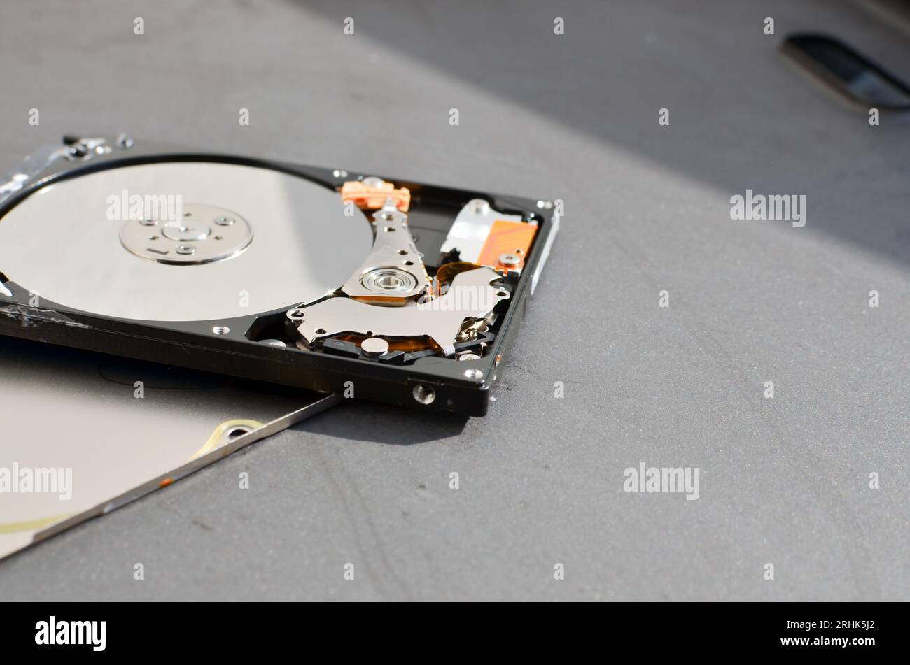 Dettaglio di un disco fisso per notebook evidenziato, a simboleggiare il supporto tecnico e il progresso tecnologico. Concetto tra assistenza tecnica e tecnologia Foto Stock