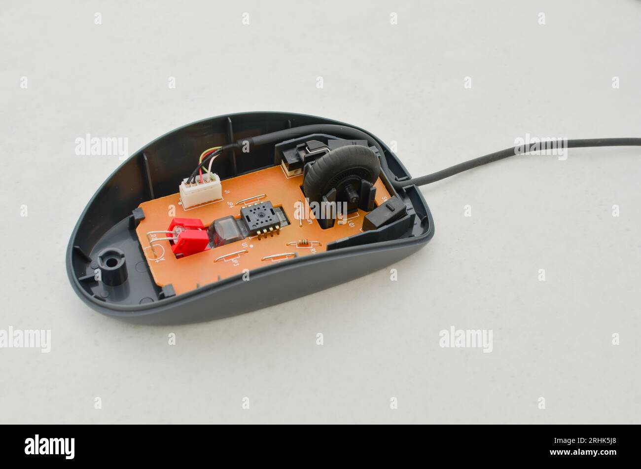 Mouse per computer aperto con circuito elettronico esposto per la manutenzione, simbolo della tecnologia e dell'informatica moderna. Perfetto per concetti tecnologici, cifra Foto Stock