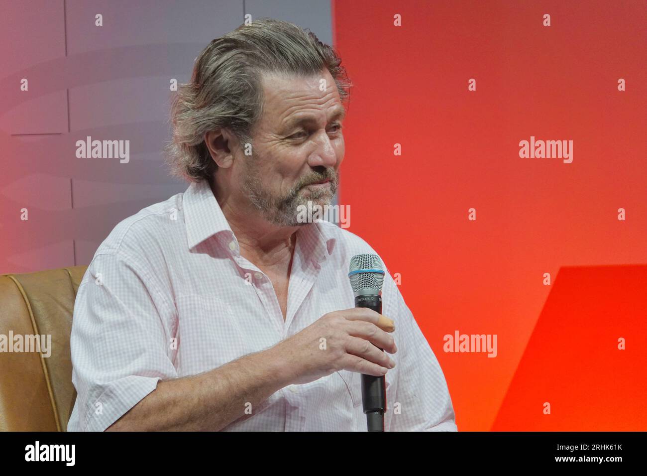 Farnborough, Hants, Regno Unito. 17 agosto 2023. Scene del primo giorno del British Motor Show all'aeroporto internazionale di Farnborough. La nostra immagine mostra: Guru dell'automobilismo e redattore Mike Rutherford Credit: Motofoto/Alamy Live News Foto Stock