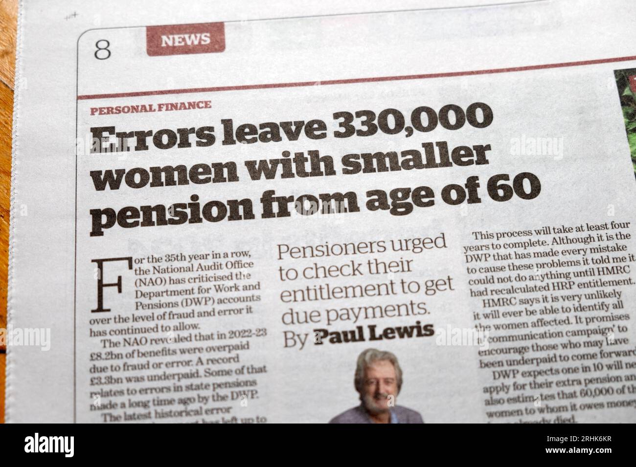 "Gli errori lasciano 330.000 donne con una pensione più piccola a partire dai 60 anni" titolo del giornale British Pension Payment shortfall articolo Londra Regno Unito 17 agosto 2023 Foto Stock
