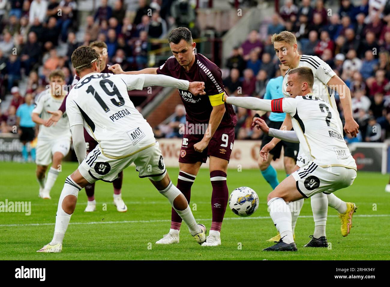 Lawrence Shankland dei cuori è sotto pressione durante la terza partita di qualificazione alla UEFA Europa Conference League, partita di andata e ritorno al Tynecastle Stadium di Edimburgo. Data foto: Giovedì 17 agosto 2023. Foto Stock