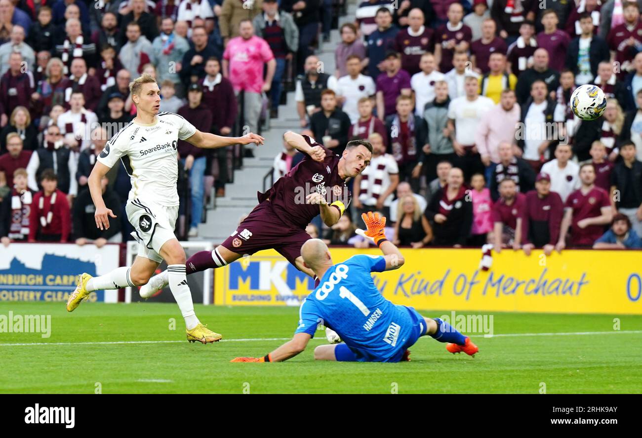 Lawrence Shankland (centro) degli Hearts segna il primo gol ai loro lati durante le qualificazioni alla UEFA Europa Conference League, partita di andata e ritorno al Tynecastle Stadium di Edimburgo. Data foto: Giovedì 17 agosto 2023. Foto Stock