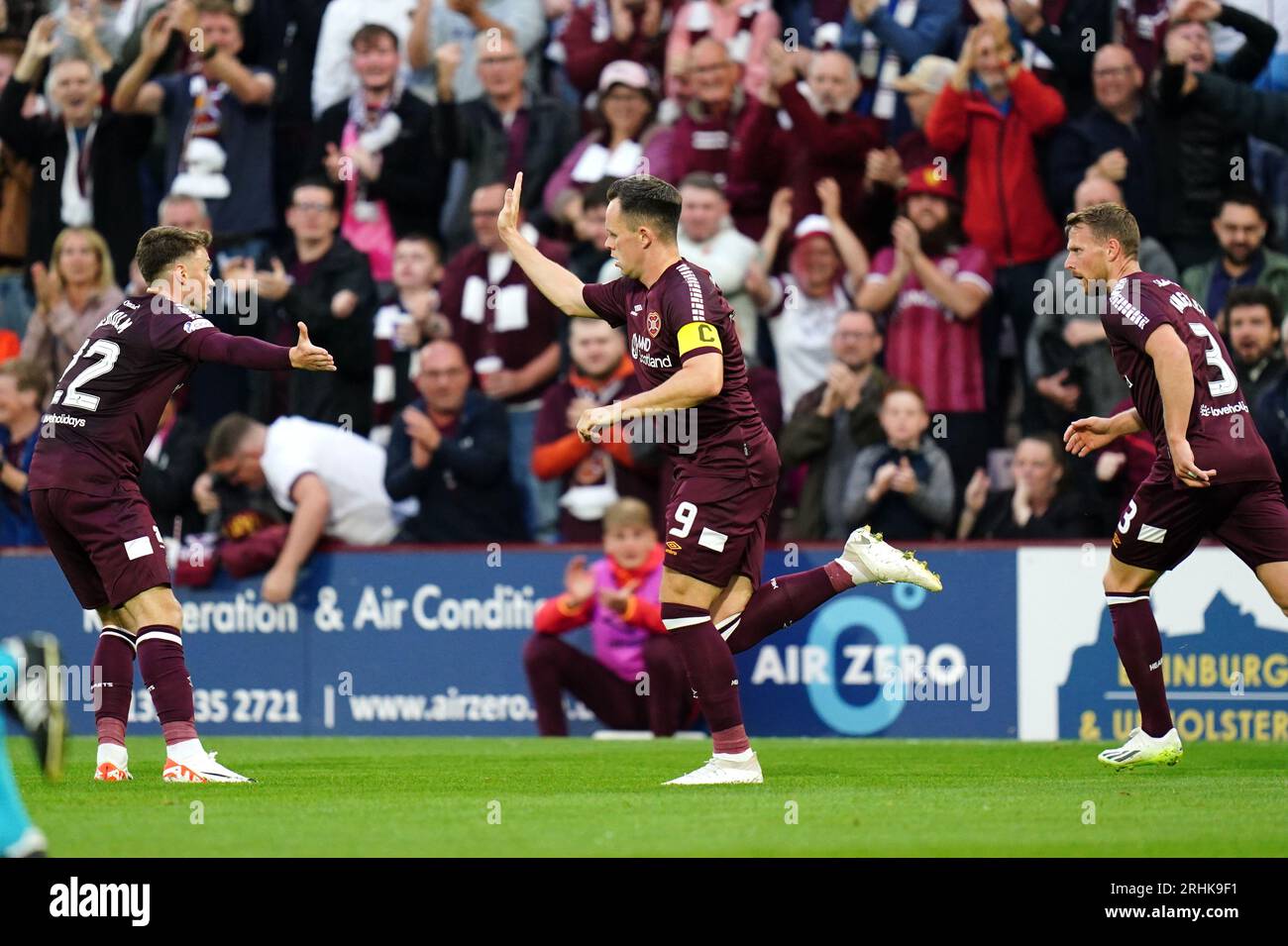 Lawrence Shankland celebra il primo gol della squadra durante le qualificazioni per la UEFA Europa Conference League, partita di andata e ritorno al Tynecastle Stadium di Edimburgo. Data foto: Giovedì 17 agosto 2023. Foto Stock