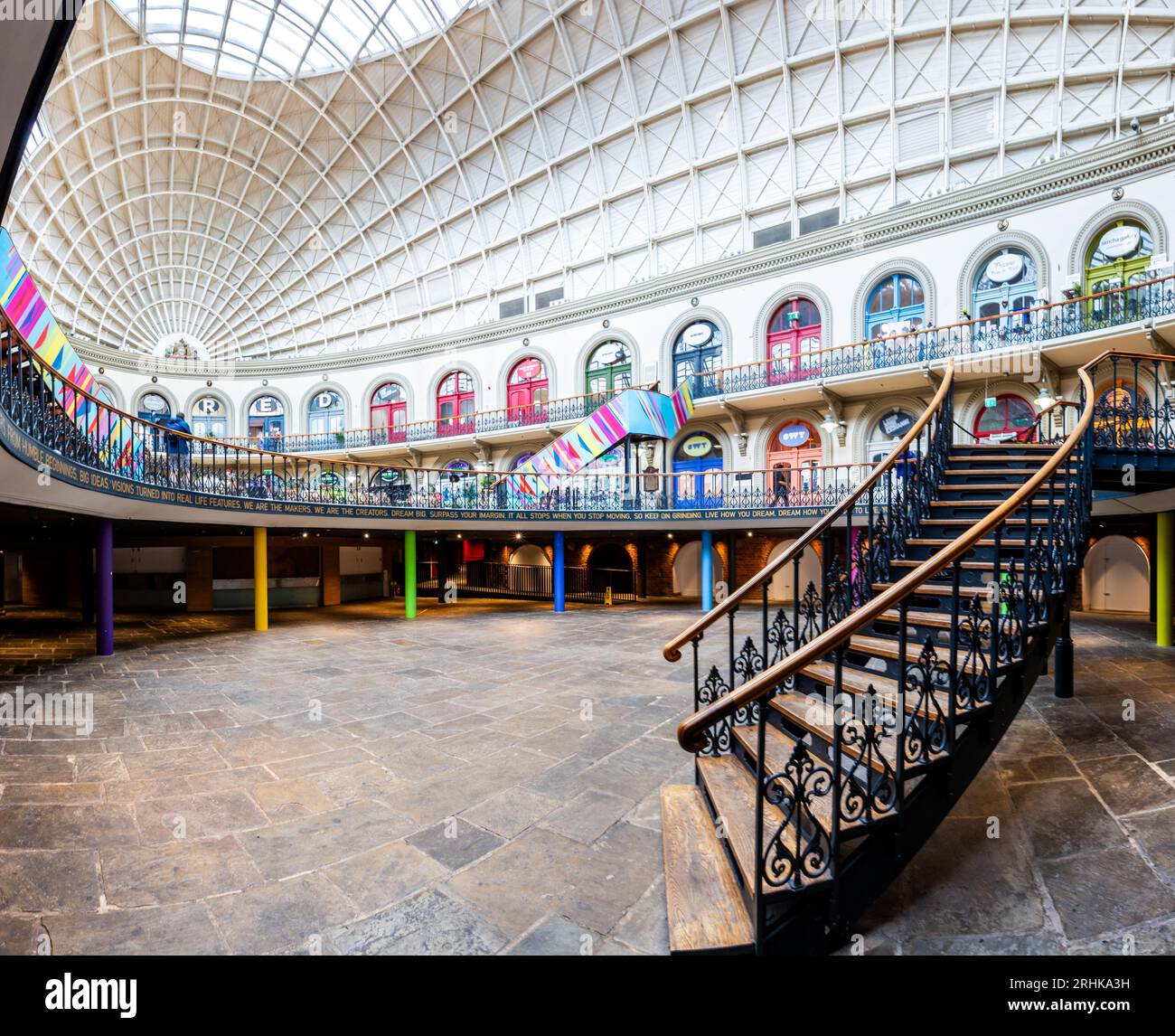 CORN EXCHANGE, LEEDS, REGNO UNITO - 14 AGOSTO 2023. Un colorato interno architettonico del piano inferiore e la scala dello storico Leeds Corn Exchange Foto Stock