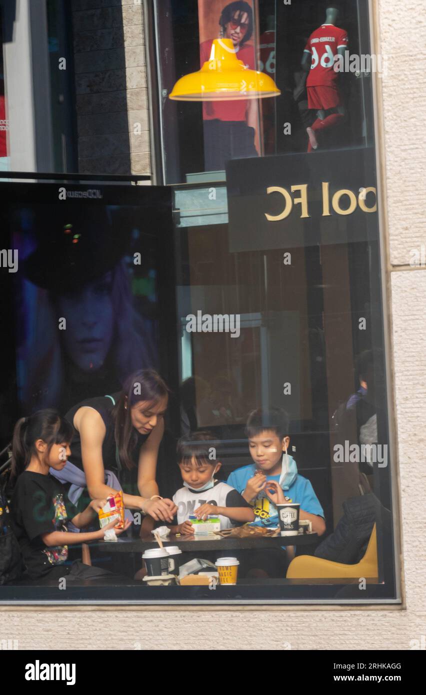 Madre asiatica con tre figli Foto Stock