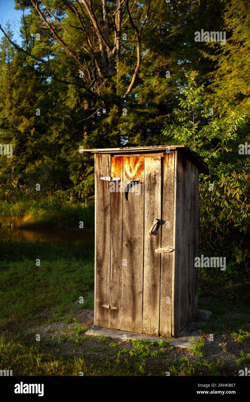 Outhouse situato presso il Lions Park di Stoystown, Pennsylvania, come parte della mostra sull'antica scuola Foto Stock