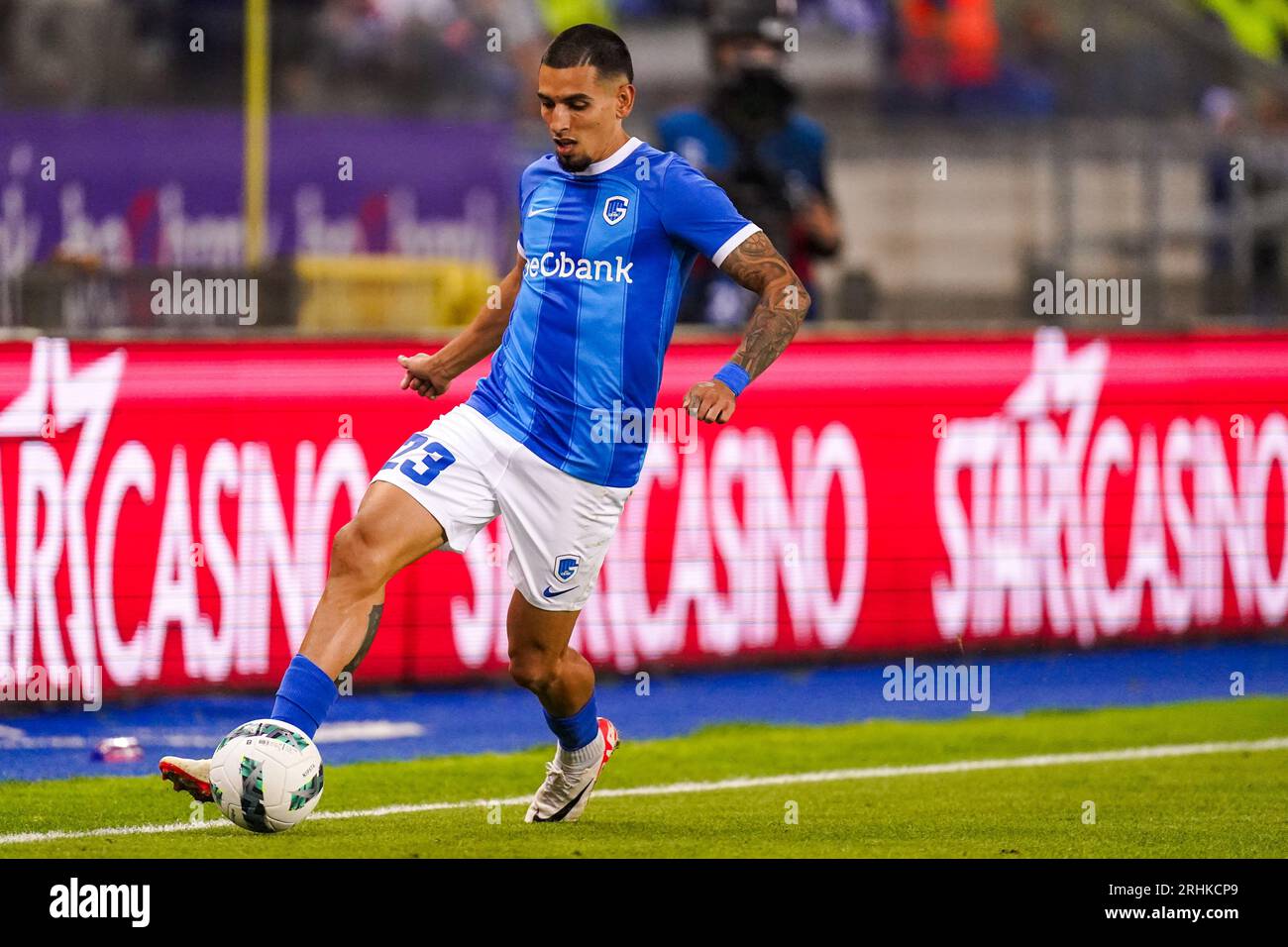 Genk, Belgio. 17 agosto 2023. GENK, BELGIO - 17 AGOSTO: Daniel Munoz del KRC Genk corre con la palla durante la partita di qualificazione alla UEFA Europe League Second Leg Match tra KRC Genk e Olympiakos Pireo alla Cegeka Arena il 17 agosto 2023 a Genk, Belgio. (Foto di Joris Verwijst/Orange Pictures) credito: Orange Pics BV/Alamy Live News Foto Stock