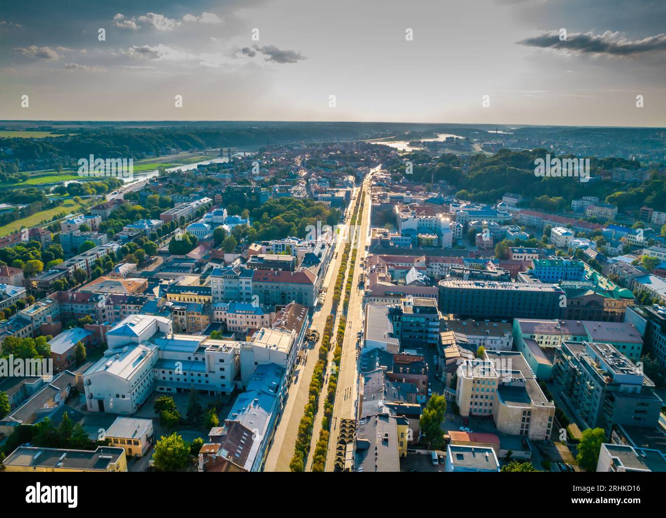 Centro di Kaunas e Freedom Avenue, Laisves aleja in Lituania. Vista aerea del vicolo con droni in estate. Foto Stock