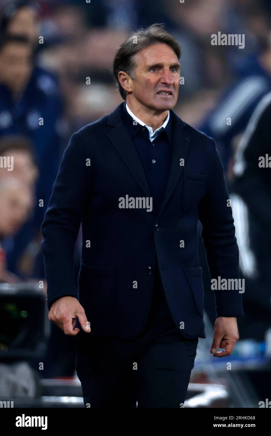 Gelsenkirchen, Deutschland, 1. Fussball Bundesliga, 22 anni. Spieltag FC Schalke 04 vs. VFB Stoccarda 2-1 AM 25. 02. 2023 in der Veltins Arena auf Schalke in Gelsenkirchen Trainer Bruno LABBADIA (VFB) foto: Norbert Schmidt, Duesseldorf Foto Stock