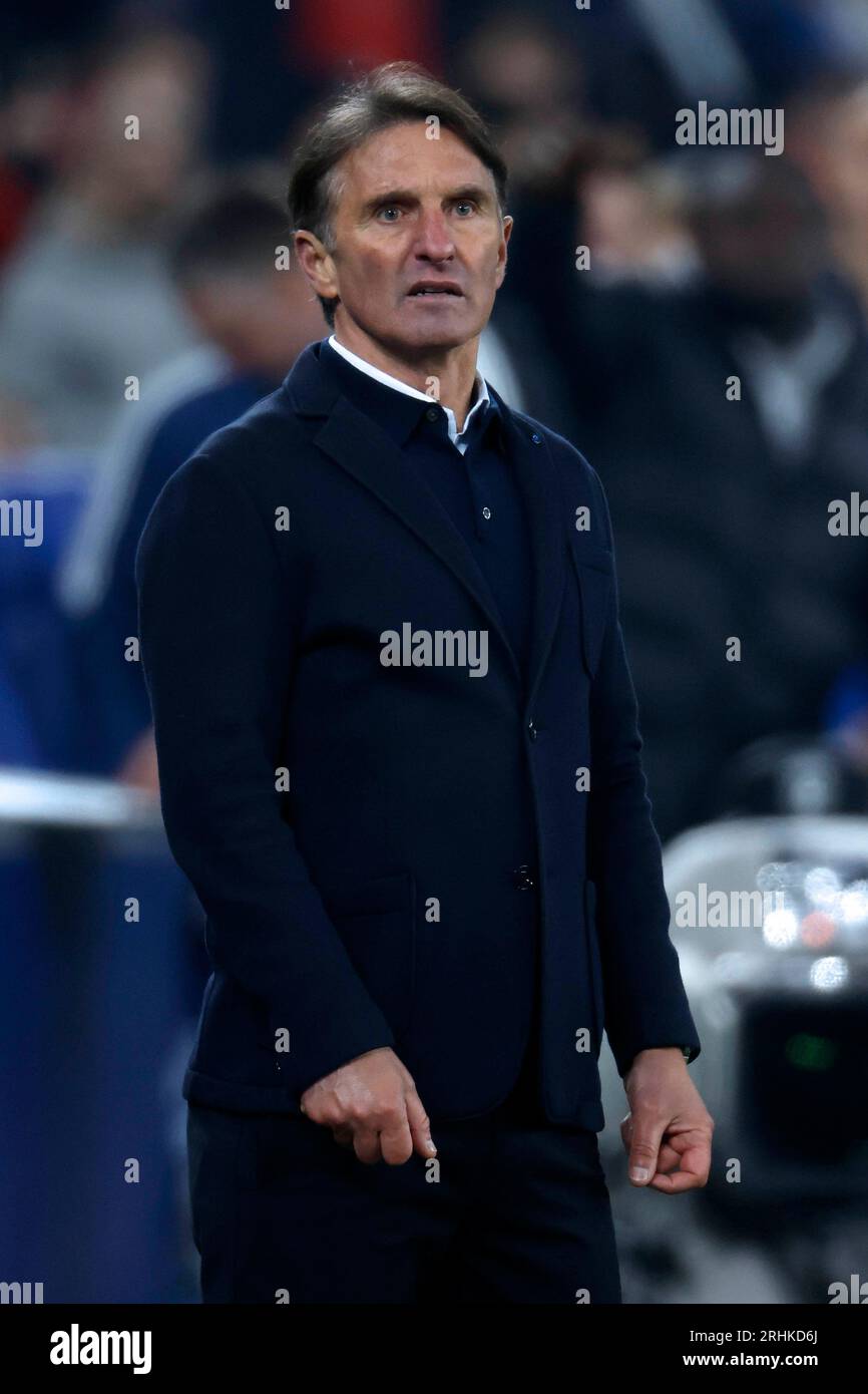 Gelsenkirchen, Deutschland, 1. Fussball Bundesliga, 22 anni. Spieltag FC Schalke 04 vs. VFB Stoccarda 2-1 AM 25. 02. 2023 in der Veltins Arena auf Schalke in Gelsenkirchen Trainer Bruno LABBADIA (VFB) foto: Norbert Schmidt, Duesseldorf Foto Stock