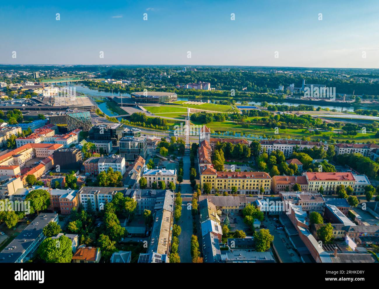 Centro di Kaunas e Freedom Avenue, Laisves aleja in Lituania. Vista aerea del vicolo con droni in estate. Foto Stock