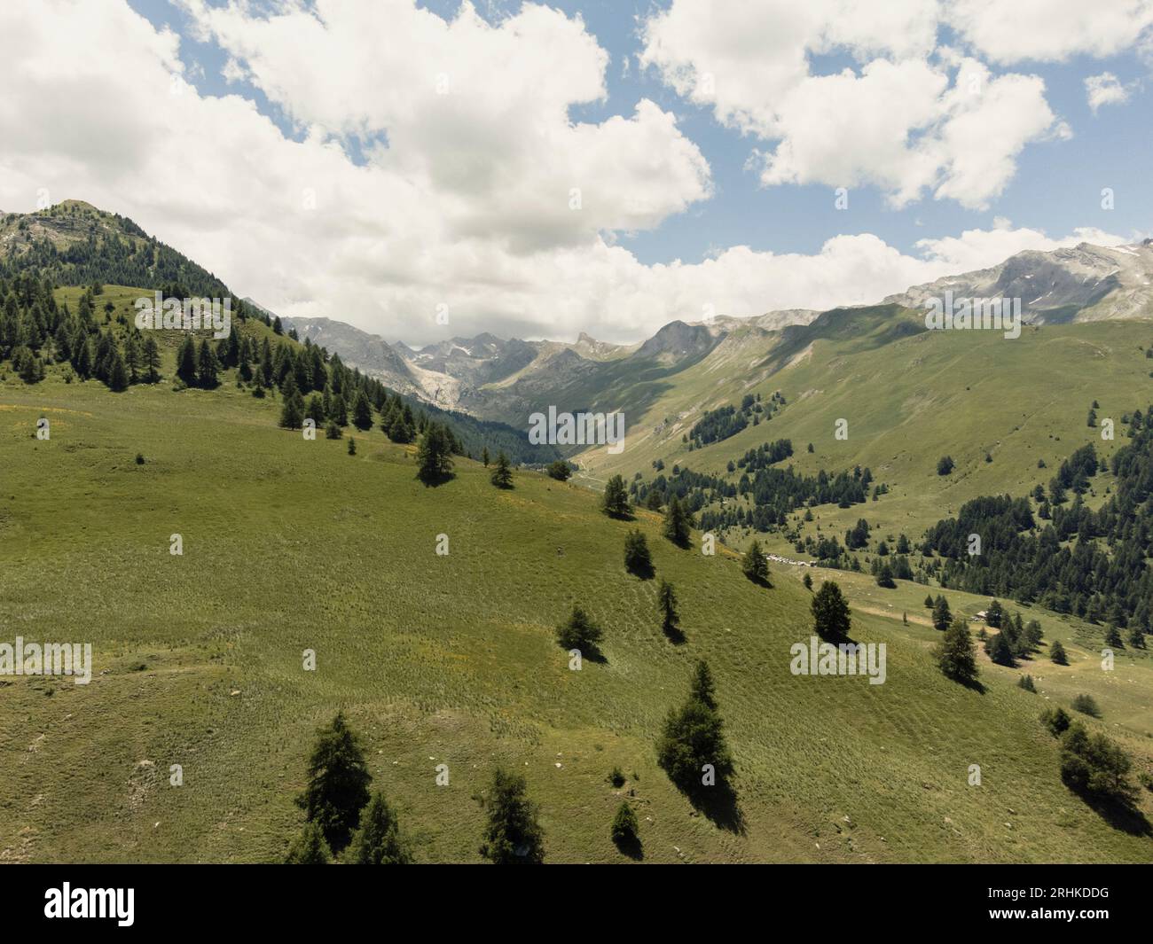 Colle della Maddalena, Cuneo, Piemonte (Italia). Luglio 2023. Panorama aereo delle cime che circondano il confine alpino tra Italia e Francia Foto Stock