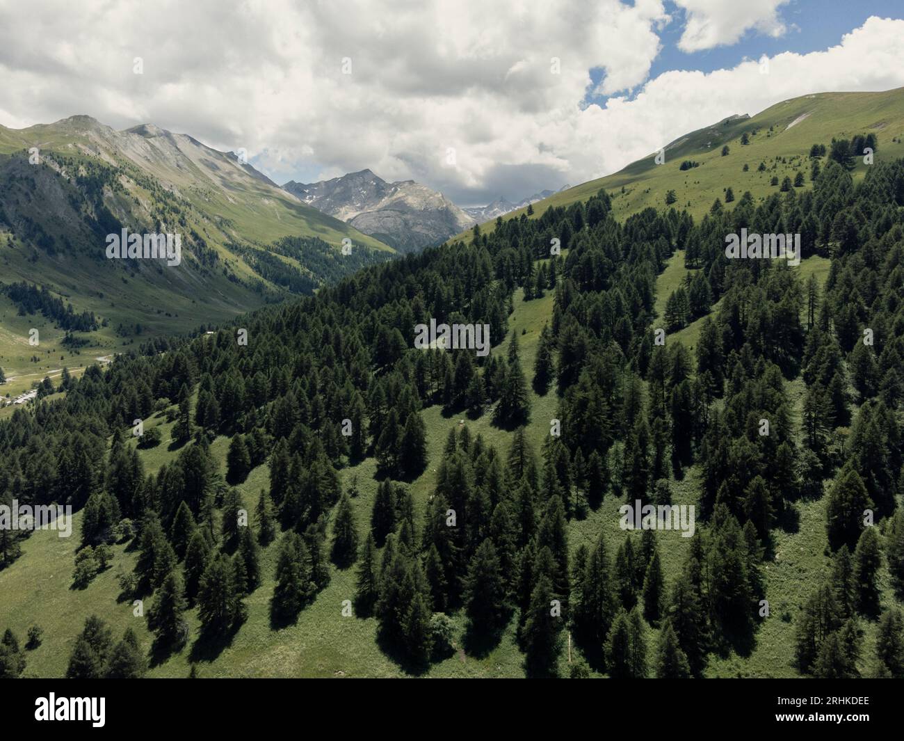 Colle della Maddalena, Cuneo, Piemonte (Italia). Luglio 2023. Panorama aereo delle cime che circondano il confine alpino tra Italia e Francia Foto Stock