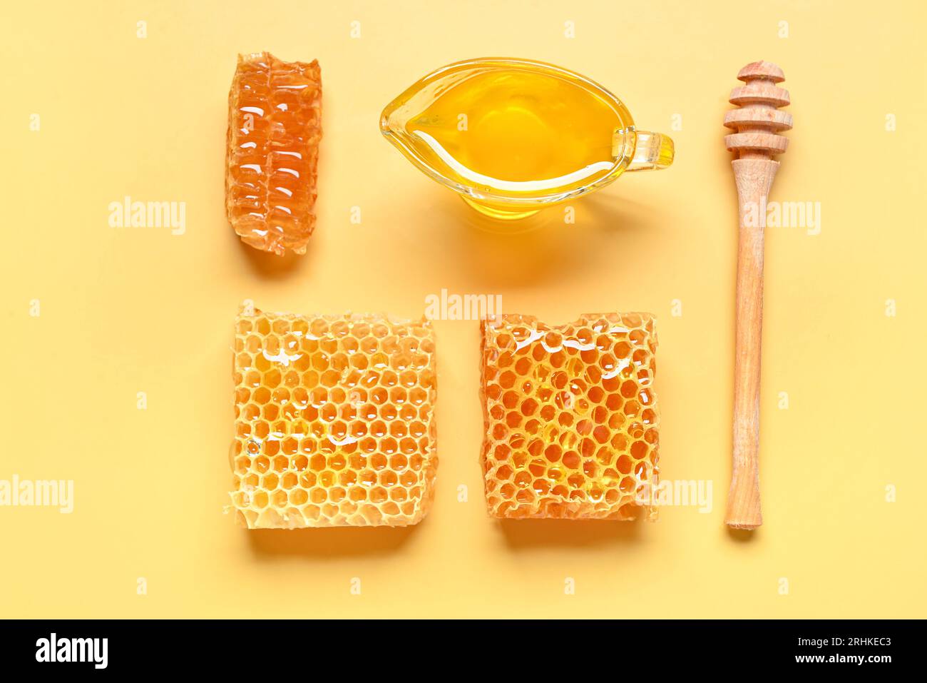 Barca con sugo di carne con miele dolce e pettini su sfondo giallo Foto  stock - Alamy