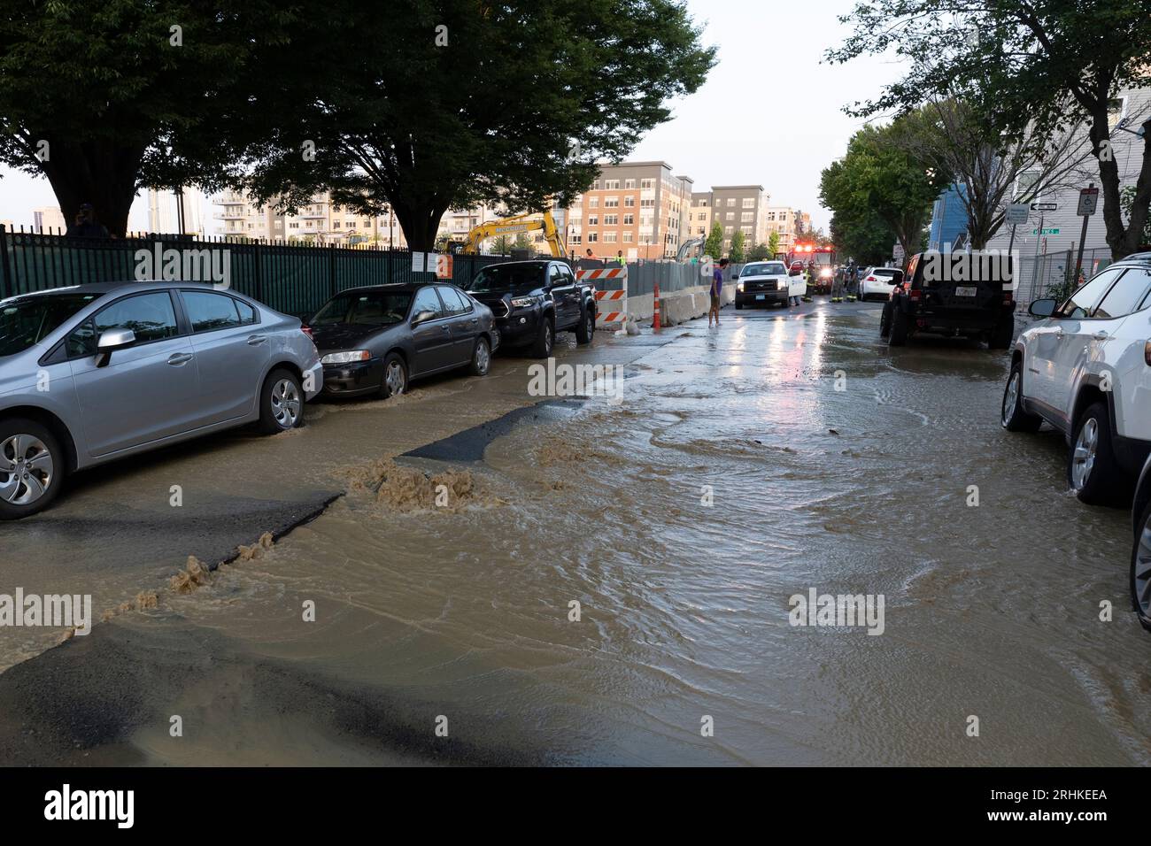 Una pausa principale sull'acqua in una strada del quartiere di East Boston, Massachusetts Foto Stock