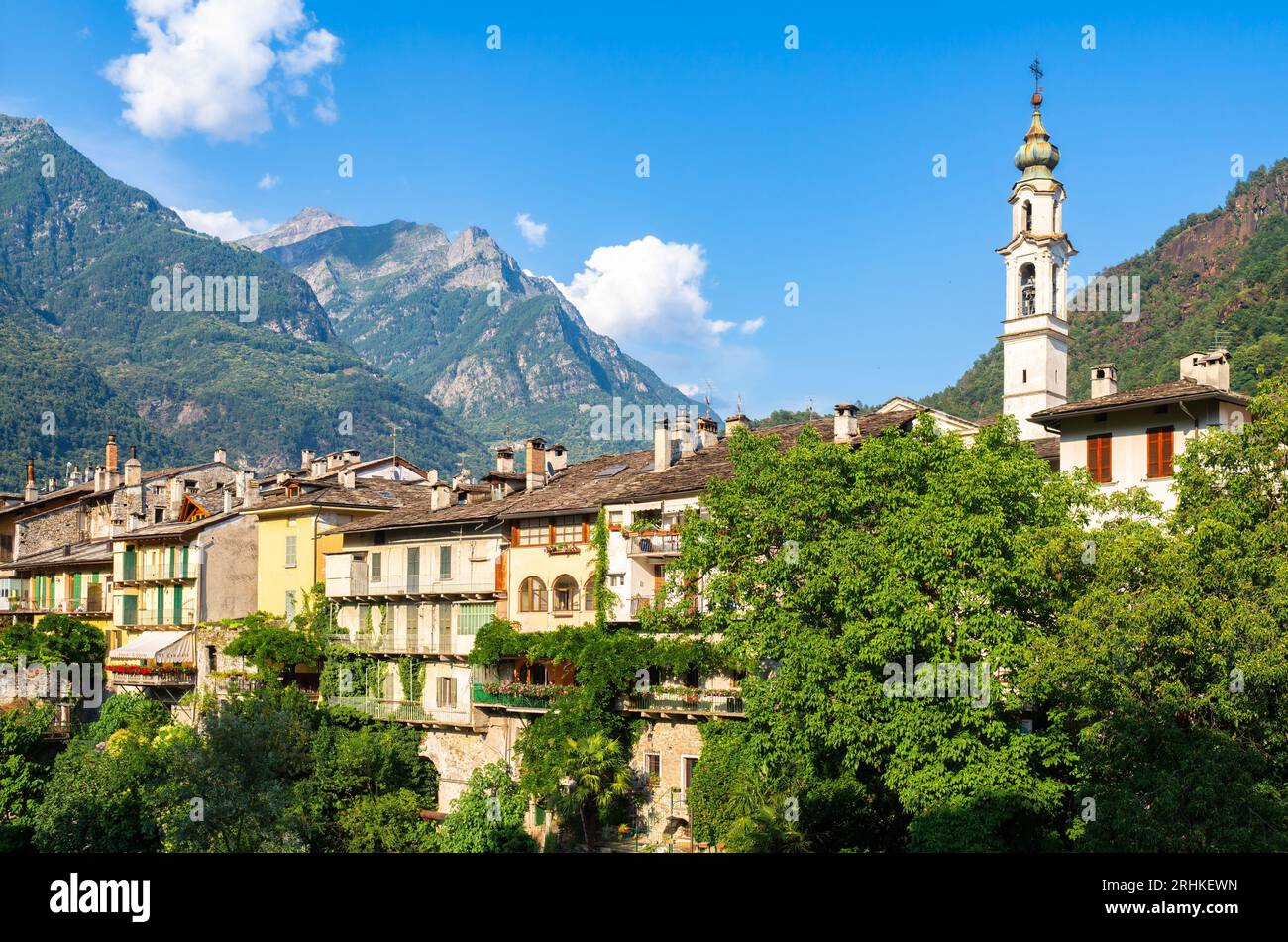 Fiume Mera e il centro storico di Chiavenna, comune italiano e piccolo  comune con 7330 abitanti in provincia di Sondrio, appartenente alla Lomba  Foto stock - Alamy