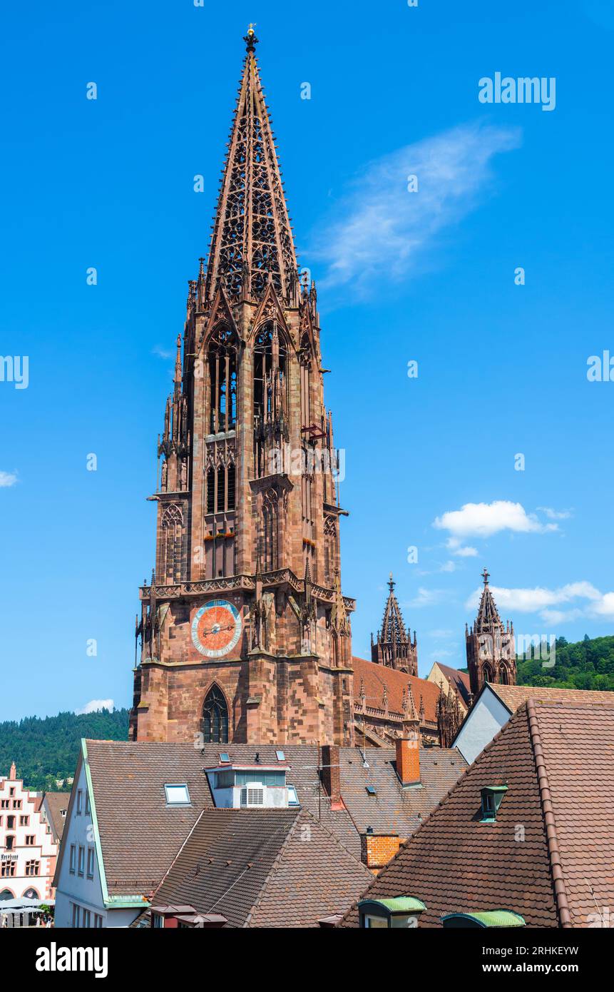 Friburgo, Germania - 6 luglio 2023: La cattedrale di Friburgo in Brisgovia è la cattedrale di Friburgo in Brisgovia, Germania sud-occidentale - foto verticale Foto Stock
