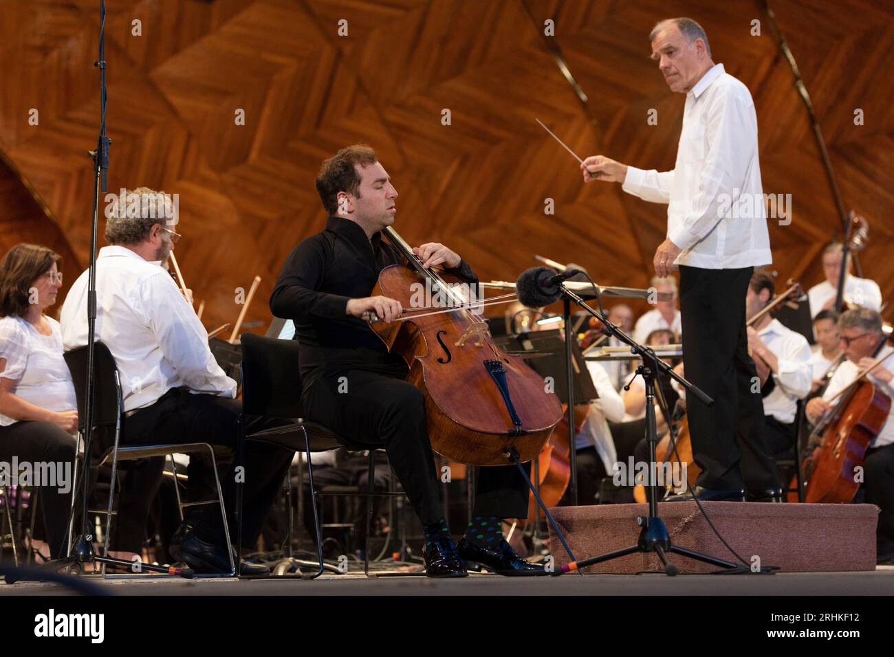 Il violoncellista Tommy Mesa si esibisce con la Boston Landmarks Orchestra alla Hatch Shell sull'Esplanade a Boston Massachusetts Foto Stock