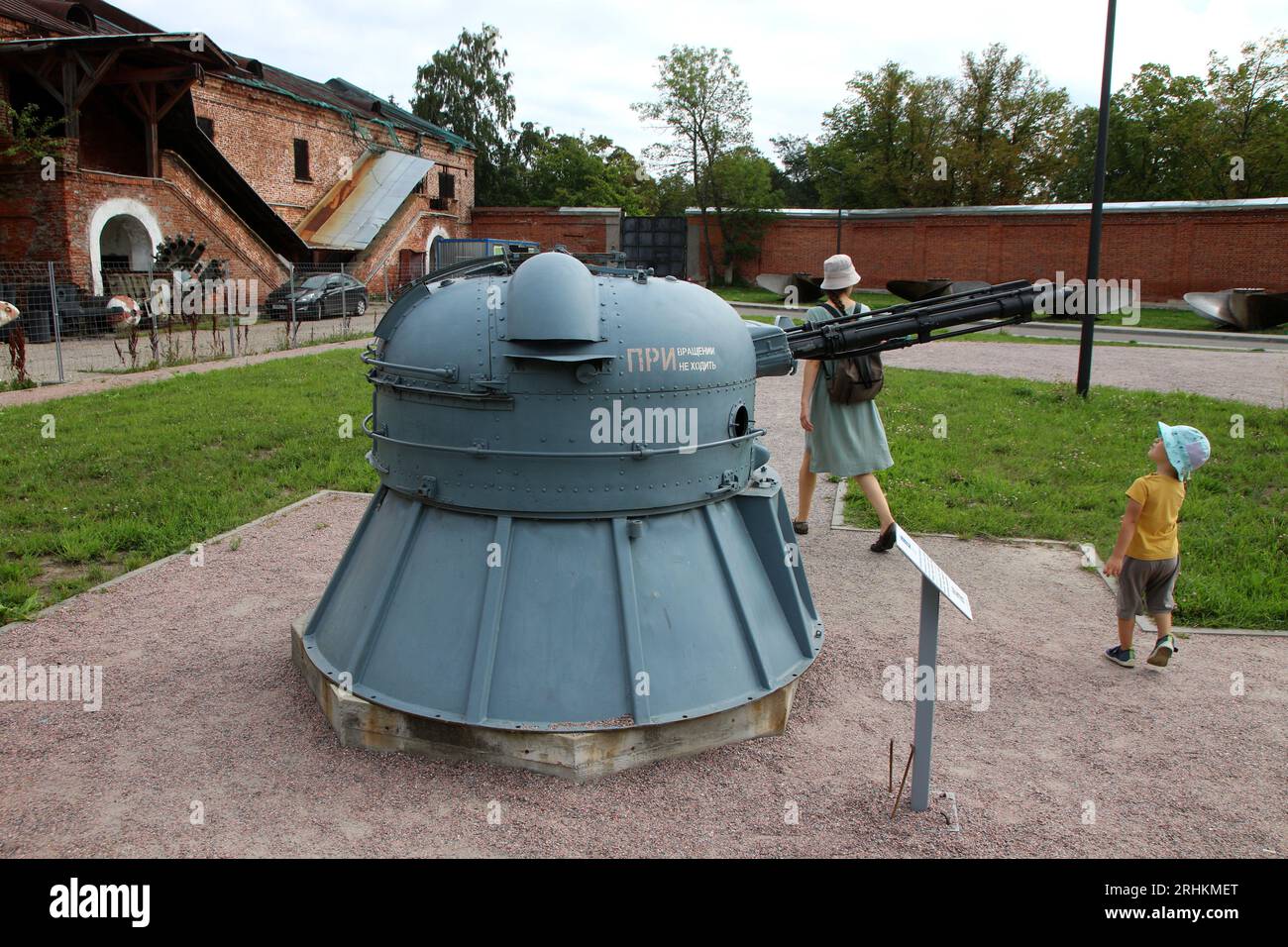 Kronstadt, Russia. 17 agosto 2023. Il complesso di artiglieria, un'installazione di artiglieria navale AK-230 da 30 mm, precedentemente utilizzata dall'esercito russo, è installato nel Parco militare Patriottico della Cultura e del tempo libero del distretto militare occidentale "Patriot" a Kronstadt, vicino alla città di San Pietroburgo, nella Federazione Russa. Credito: SOPA Images Limited/Alamy Live News Foto Stock